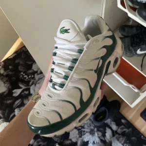 lacoste x nike tn - nike tn collab med lacoste limitef edition i jättebra skick användes några gånger bara.   