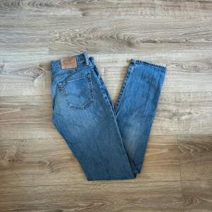 Ett par jeans i bra skick och som dessutom har en extremt snygg tvätt. Nypriset på dessa jeans ligger på runt 1000kr. Längden på byxorna är 105cm och midjan 38cm jämför gärna med ett par egna och sen är det fritt fram att använda ”köp nu”.