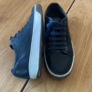 Lanvin - Hej  Nu säljer jag mina lanvins köpta i en butik i Paris.  8/10 skick Boxen är lite sönder. Nypris 5699 kr passar både 39 40. Äkta. Tillåter byten också