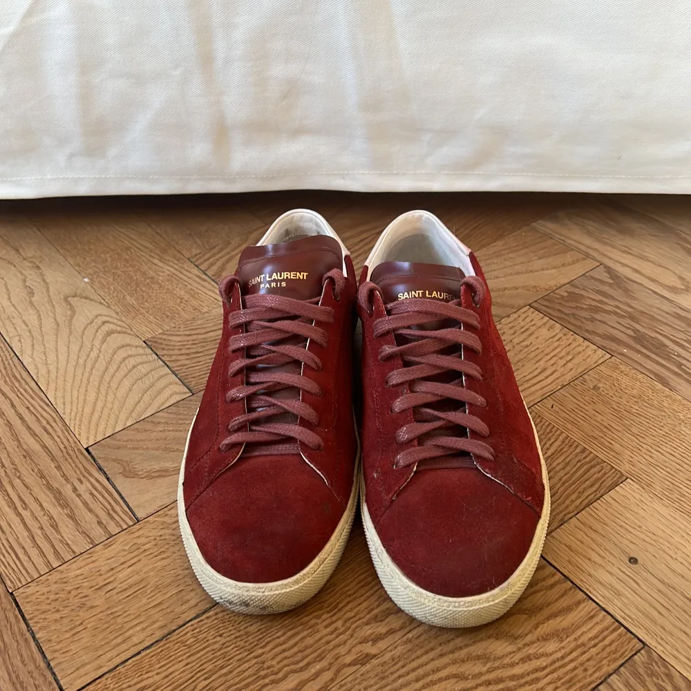 Säljer nu mina röda Saint Laurent skor, stl 40 men passar lite större. Skorna är väldigt sällsynta då dem inte görs längre. Skick 7/10, priset kan diskuteras. Skopåse och extra skosnören ingår. Hör av dig vid frågor eller funderingar!. Skor.