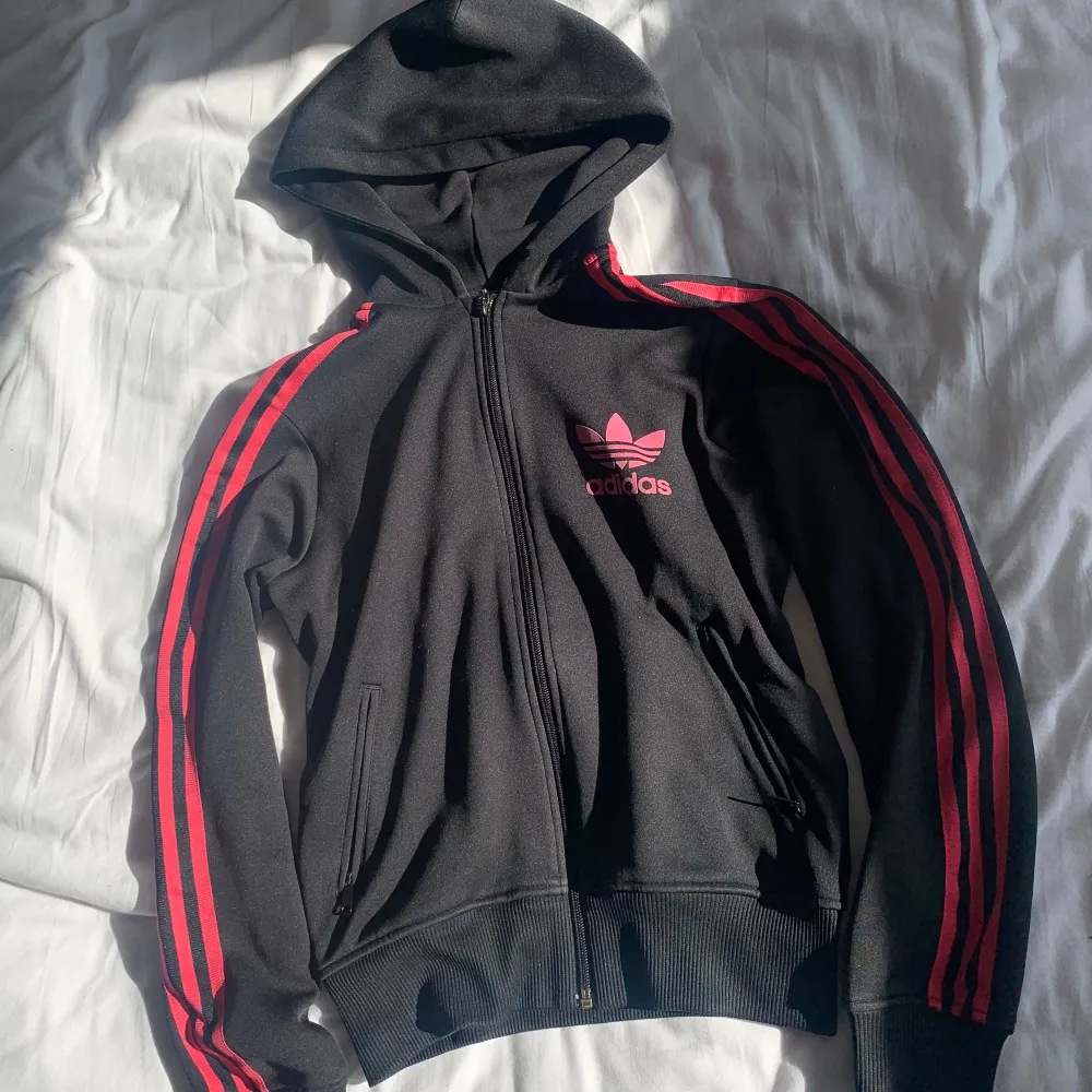 super fin adidas zip up hoodie. den är lite beskuren så den sitter bra 💕. Hoodies.