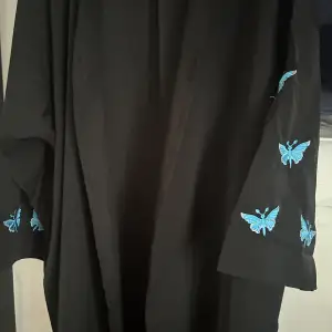 Säljer denna jätte fina abaya för 250kr, i str s-m. Den är tyvärr för stor på mig :/ pris kan diskuteras vid snabb affär.❣️