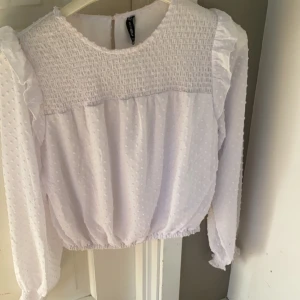Blus  - Säljer denna super söta  blusen från newyorker strl xs