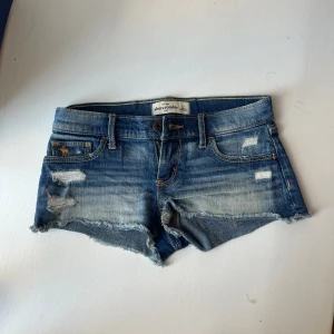 As snygga lågmidjade jeansshorts💕 - Jag säljer de här as snygga lågmidjade jeansshortsen, de har ett litet hål på bakfickan som man kan se på sista bilden men som är en del av designen💕💕