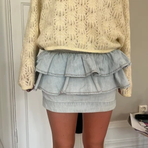 Ljusblå Jeanskjol med volanger - Så fin jeanskjol köpt second hand i new york perfekt till sommaren☀️💘