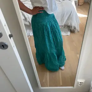 En grön/ turkos mönstrad lång kjol från zara. Inga fläckar eller andra skavanker. Kjolen är i storlek xs.  Skriv om ni har fler frågor❣️ Priset kan diskuteras☀️🌴