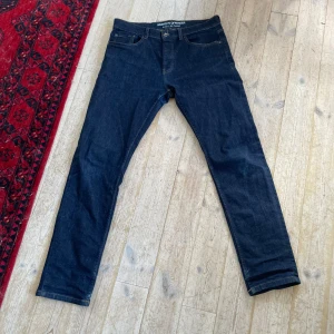 Weekend offender  - Super feta weekend offender i storlek 32 Byxorna påminner mycket om replay annbas Super fint skick då det inte är slitage 