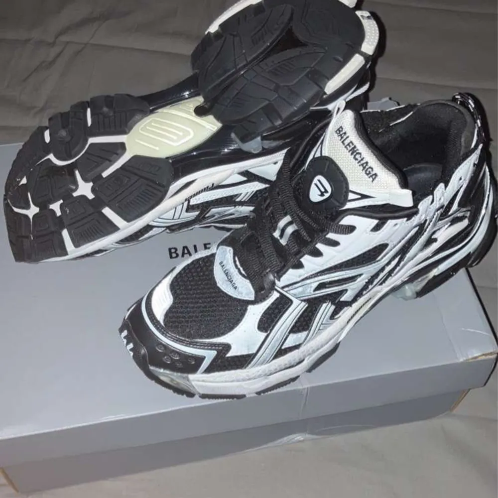 Säljer ett par Balenciaga runners svart vita helt nya har aldrig används, skicket på skorna är 10/10 box och tillbehör följer med. Skorna är i storlek 44 då de kan även passa storlek 43-45. Priset kan diskuteras vid snabb affär . Skor.