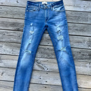 Jack & Jones jeans - Riktigt fina Jack & Jones jeans i nyskick. Inga täcken på användning. Säljer pga att dem inta passar mig strl W29L30. Skriv privat vid minsta fundering. Priset är inte hugget i sten.