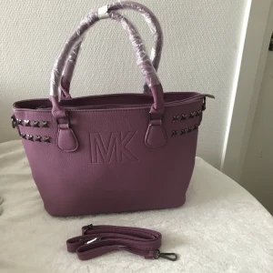 Dam Hand / Axelväska  - Mått 37.00*24.50*14.00 cm Helt ny 