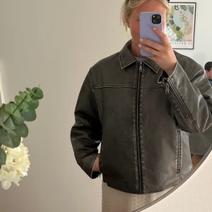 Skinnjacka - Säljer denna superfina skinnjacka (inte äkta skinn), använd fåtal gånger och ser ut som ny. Nypris är 899kr