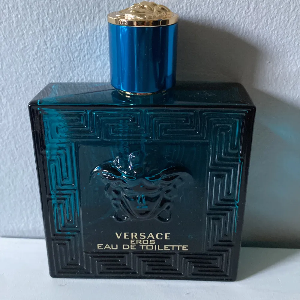 Versace Eros EDT 100 ml typ 20  ml kvar, med noter av citrus mint och grönt äpplen och lite vanilj,bra sommar parfym 😃. Övrigt.