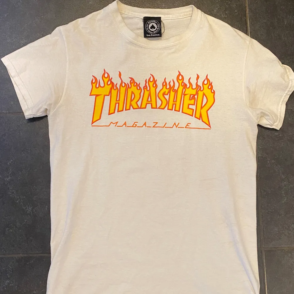Säljer denna Trasher T-shirten som är i mycket bra skick och har en bra passform. Nypris runt 500 kr! . T-shirts.