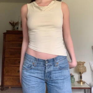 Beige topp - Vintage snedskuren topp med vattenfallsurringning, från märket Pimkie! 🤍