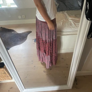 Långkjol - Väldigt bra skick. Passar mig som är 165cm. Från en butik i Frankrike 