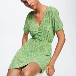 Söt sommarklänning *OANVÄND* - Söt sommarklänning i ett lätt material från Mango, helt oanvänd. 100 % polyester. Stl XS. 