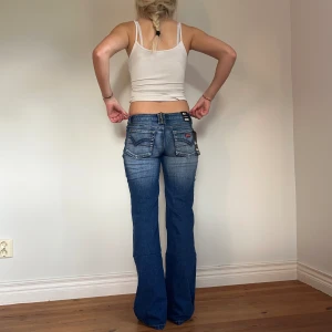 Lågmidjade jeans  - Midjemått( rätt över): 34cm  Inerbenslängd: 83cm   Köp dem via ”KÖP NU” eller Swish  Modellen är 170 cm, inga defekter 💕