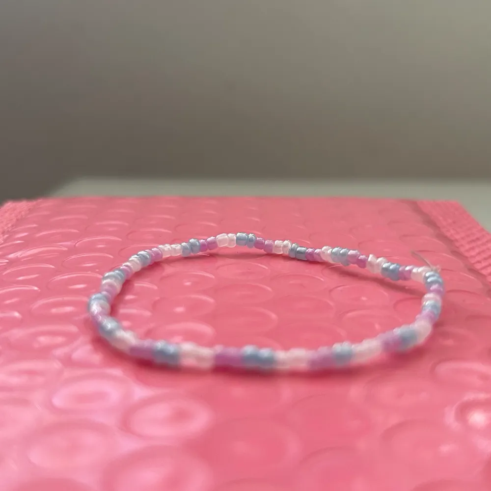 Somrigt armband med vita, rosa och blå pärlor💖Armbandet beställs här på min plick!💞💞  Instagram: jewelixx Tiktok: jewelixxx. Accessoarer.