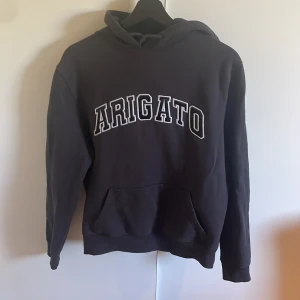 Axel Arigato Hoodie  - Intressekoll Färgen är mörk grå 9/10 skick, inga defekter alls Nypris: ca 2000 