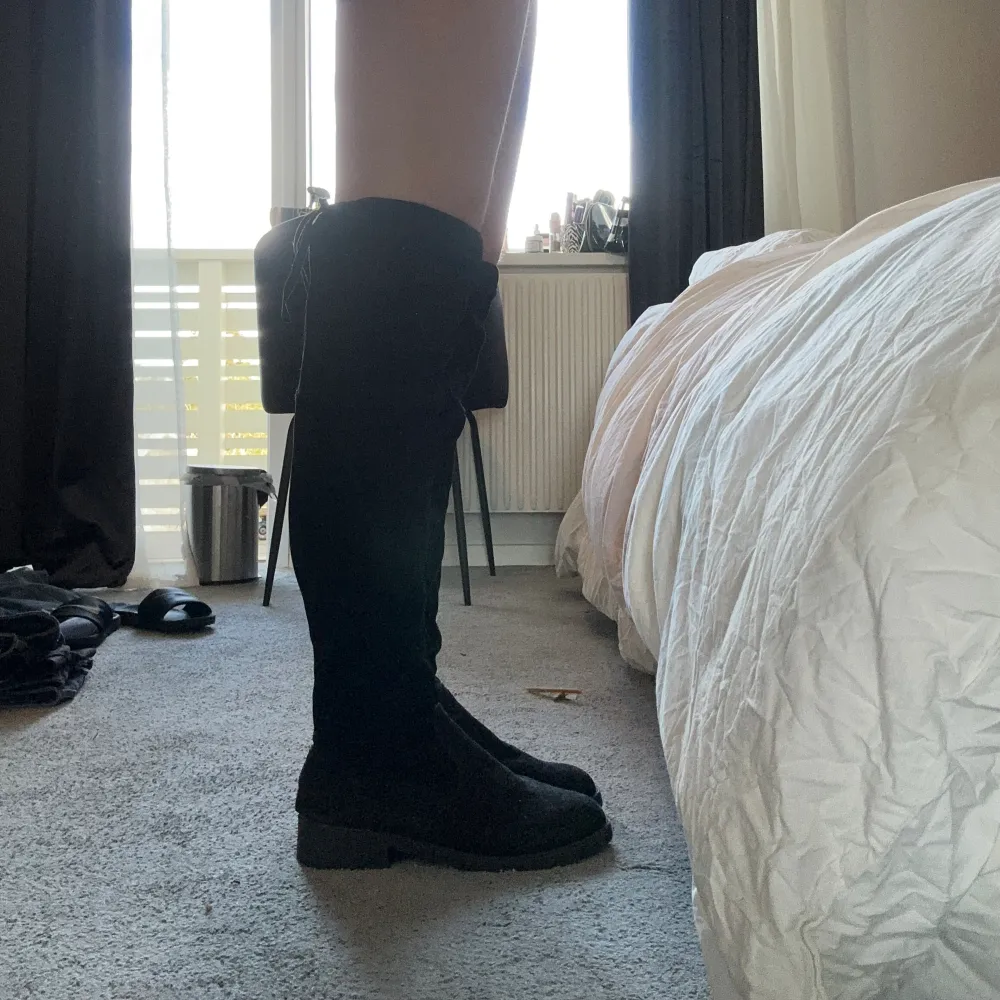 svarta boots i sammets material som är för stora för mig. Skor.
