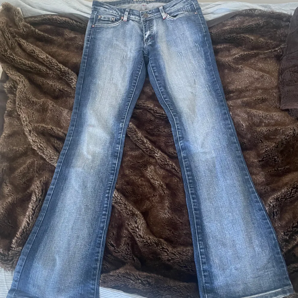 Fina victoria beckham liknande jeans, bootcut och lowwaist 🙏 Midemått 40 cm innerbensmått 83 cm, Jag är 163. Tryck gärna köp nu . Jeans & Byxor.