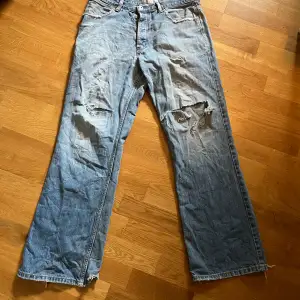 Ripped jeans, baggy - regular fit ish, ganska stort hål på vänster sida, ganska slitna längst ner, skirv för exakta mått