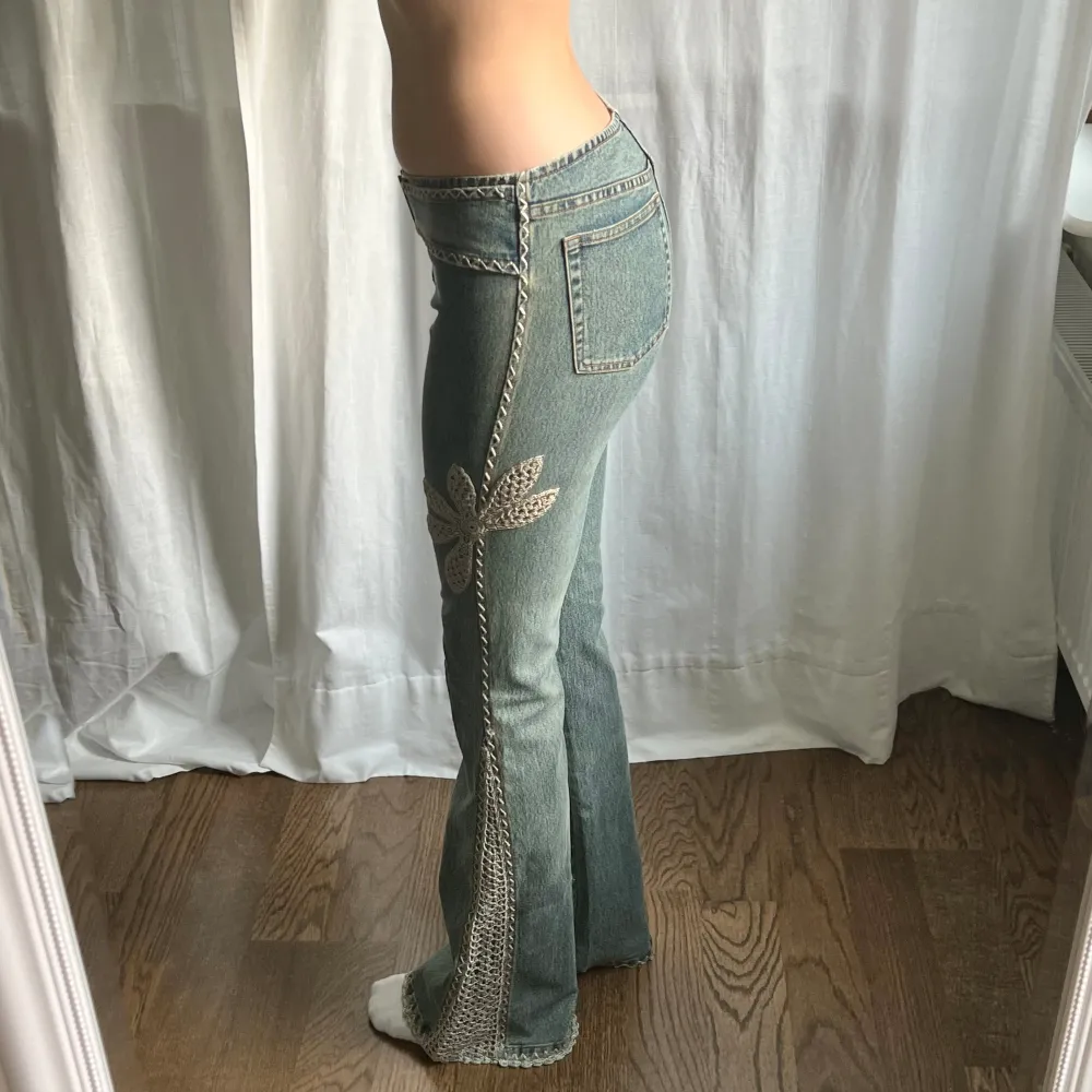Sjukt coola och unika vintage lågmidjade bootcut jeans med flera detaljer. Midjemått: 76 cm + stretch. Innerbenslängd: 85 cm. Jag är 176 cm 💕. Jeans & Byxor.