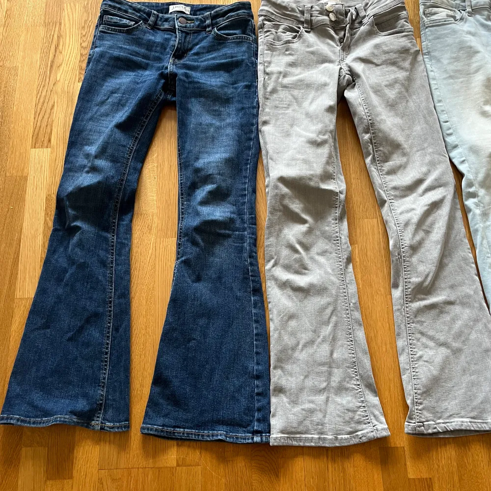 5 jeans från zara och Gina tricot i storlek 152.  4 low waist bootcut modell 1 straight leg modell   Säljer alla för 500kr annars 150kr styck.. Jeans & Byxor.