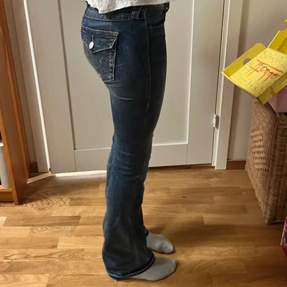 Jag är 175 och har storlek S/M på byxor!! Super bra skick, lågmidjade & stretchiga. Köp!!💕. Jeans & Byxor.