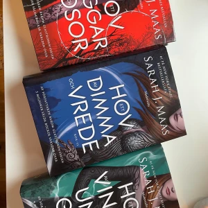 Ett hov av taggar och rosor serien!! - De tre första böckerna i serien av Sarah J. Maas! Böckerna är helt olästa, språk: svenska. Format: inbundna. Säljer alla tre för 235kr, då EN bok i nypris kostar 239/269kr! För fler bilder kom privat 🤍🫶🏼