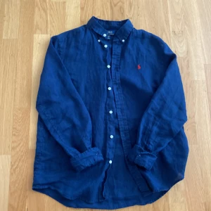 Ralph lauren linneskjorta - Ralph lauren linneskjorta som är i XL barnstorlek, passar alltså XS-S i herrstorlek. Skicket är bra och jag har knappt använt den. Nypris runt 1400kr. 