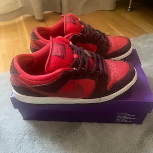 Nike Sb dunks - Sköna Sb dunks. Skick 7/10 🌟 Nypris 2599kr❌ Mitt pris 799✅