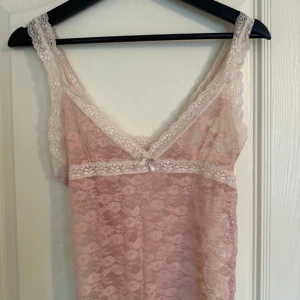 Jättefin topp! Passar S men också M  - Spetslinne