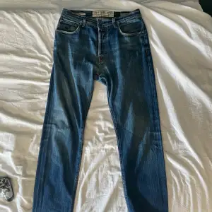 Säljer nu mina Jacob cohen jeans i modell 610 samt storlek 33. Dem är sparsamt använda och i super bra skick. Skriv om du har några frågor eller funderingar