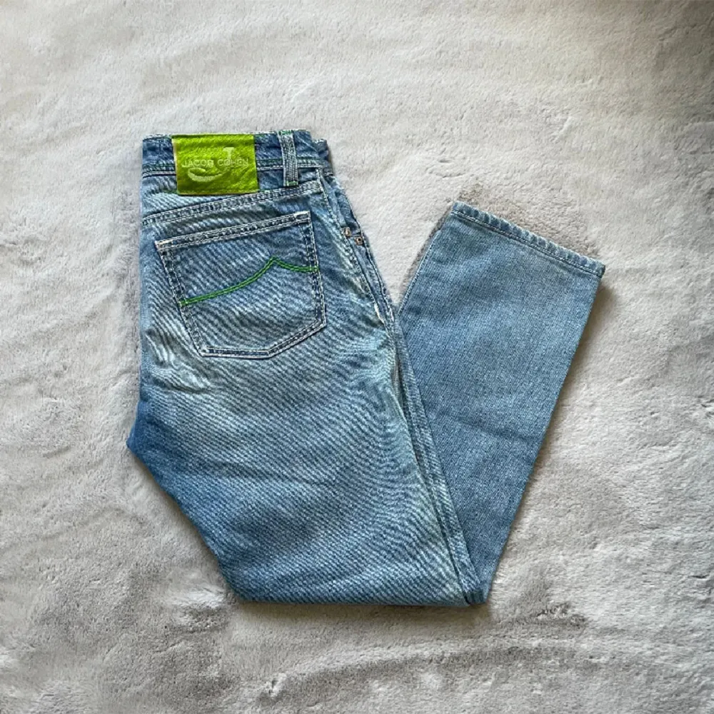 Intressekoll på mina riktigt sköna jeans från Jacob Cohën i storlek 32 och i style 622 även känt som Nick. Skriv vid minsta lilla fundering!. Jeans & Byxor.