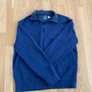Ralph lauren half zip  - Skick 9/10, inga defekter men har använt den några gånger. Storlek S men den är som XS. Köpt på NK för ca 1600. Skriv för frågor!