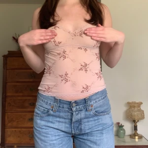 Meshlinne - Vintage linne i mesh med blommönster och spetskanter, från märket By Isabell Kristensen! 🤍