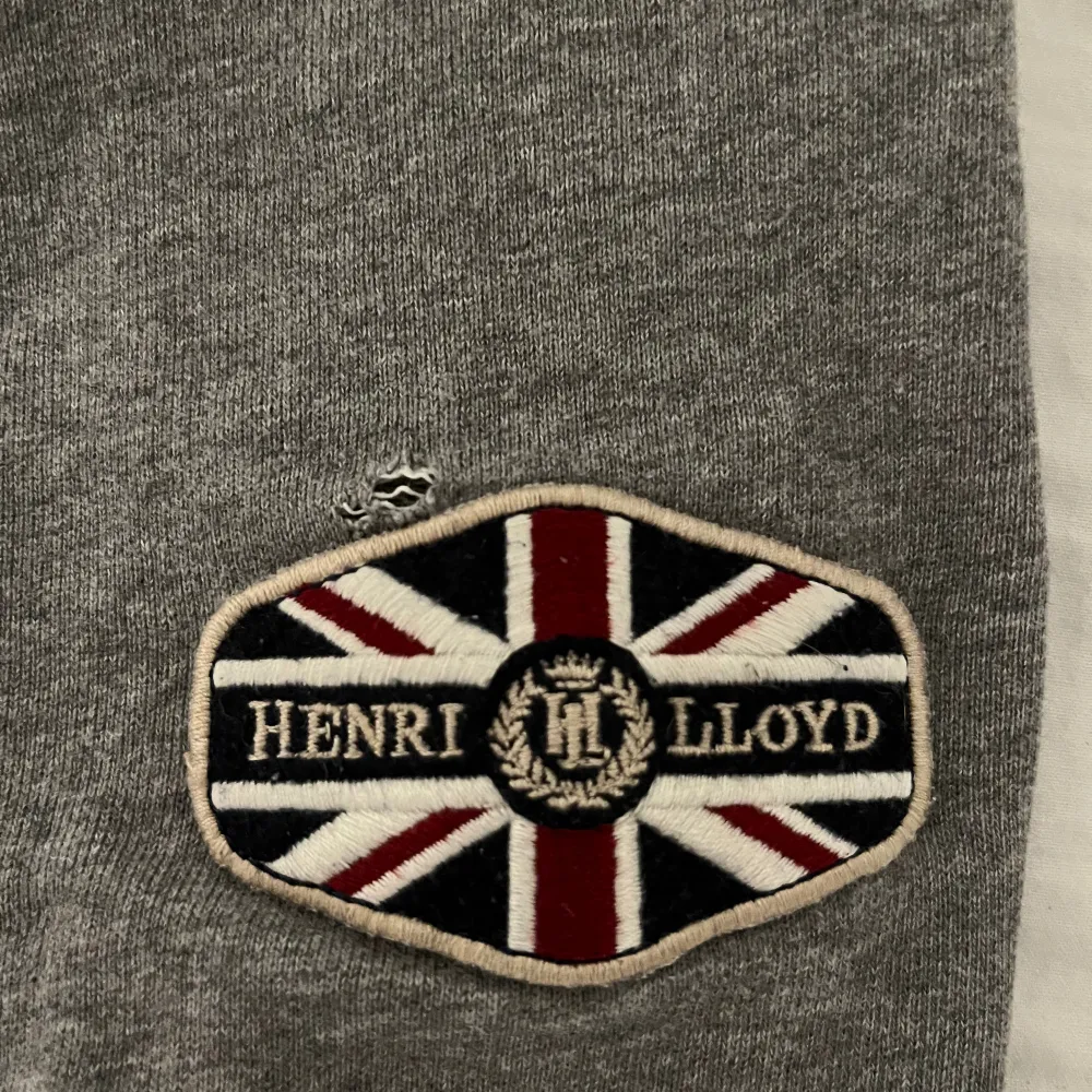 Tja, vi säljer en extremt sällsynt sweatshirt från märket Henri Lloyd, tyvärr är det en deffekt över märket på höra armen men går enkelt att sy igen ( 8/10 skick utifrån deffekten. Tröjor & Koftor.