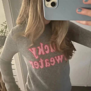 FROM FUTURE  - I princip helt oanvänd, därav helt nyskick. inte nopprig över huvud taget🌷🌷 100% Kashmir och köpt för ca 2100kr. VILL SÄLJA SÅ FORT SOM MÖJLIGT, PRIS KAN DISKUTERAS!!!!