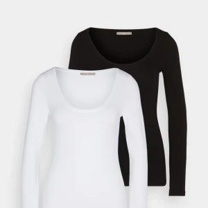 Anna Field tröjor 2 pack - Nästan aldrig använt. Köptes i somras. En vit och en svart. Kontakta för fler bilder🤍