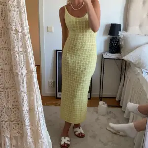 Virkad stickad gul klänning, perfekt till sommaren! Köpare står för frakten💕