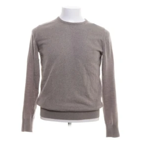 Stickad beige tröja  - Säljer min beige/ljusbrun stickade tröja. Köpt på Sellpy och säljs pågrund av att den var lite för liten. Inte använd sedan den beställdes från Sellpy Se all information om tröjan från Sellpy på bilderna i annonsen. Skick: 9/10, inga defekter alls  