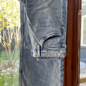 Fina h&m jeans som måste säljas då de inte är min stil längre. Helt ny-skick och inga defekter. Fler bilder och mått kan man få vid intresse 💗