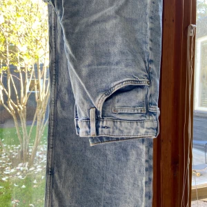 H&M jeans - Fina h&m jeans som måste säljas då de inte är min stil längre. Helt ny-skick och inga defekter. Fler bilder och mått kan man få vid intresse 💗