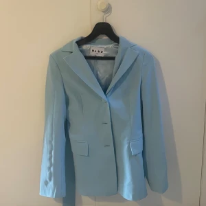 Blå kavaj - en ljusblå kavaj från NAKD, storlek XS men passar även mig med S. Tunt bekvämt material. Mycket bra skick, kan ej minnas att jag använt den en enda gång xD Möts upp i Leksand eller fraktkostnad tillkommer. Swish ✨🫶🏼