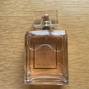 Parfym  - Parfym från la rive. Knappt använd men luktar jättegott🌸