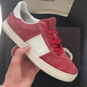 Valentino Flycrew  - Hej, säljer nu dessa sjukt feta flycrewsen i sjukt bra skick, Alla nitar kvar. Box och dustbag medföljer. skorna är storlek 40 men sitter som 41