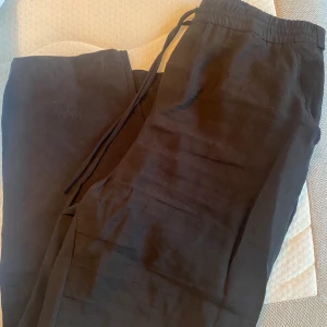 Jättesköna linnebyxor från zara i svart - Jättesköna och jättesnygga linnebyxor från zara i svart. Storlek S, aldrig använda. 