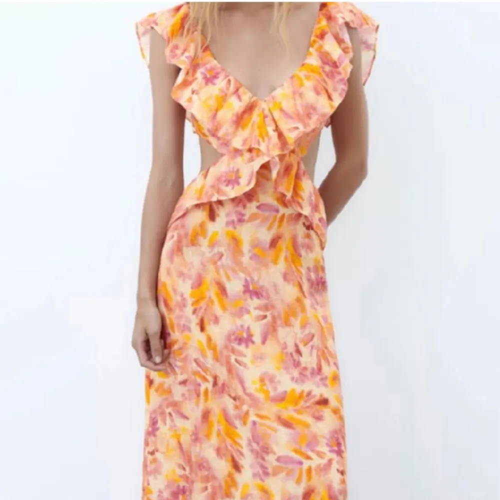 Söker denna klänning från 2023 av märket Zara. Storlek s eller medium. . Klänningar.