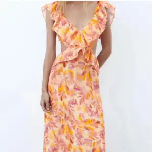 Söker denna klänning från 2023 av märket Zara. Storlek s eller medium. 